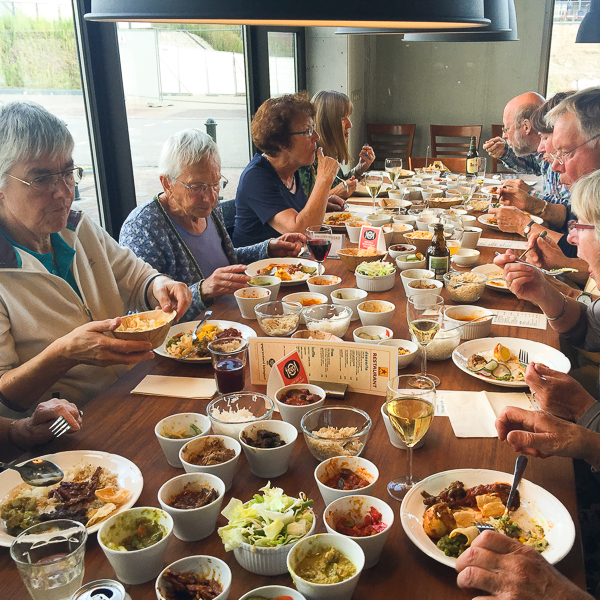 Rijsttafel etende gasten